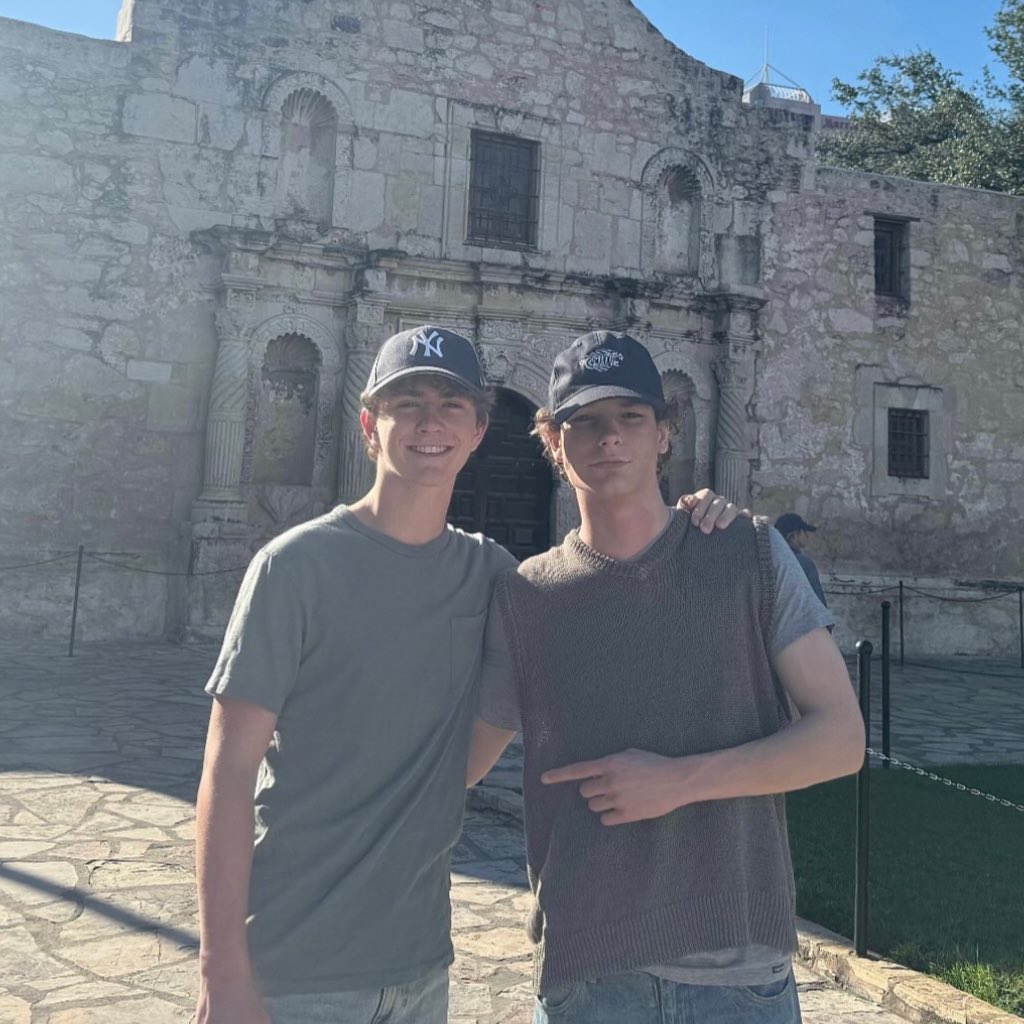 NO SABEN LO QUE SIGNIFICA PARA MI ESTO Y A LOS CUATRO GATOS QUE TENGO EN MI FYP QUE SON HTTYD Y PJO STAN