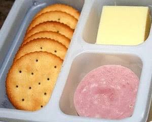 hanami2020115's tweet image. I learned about a food called Lunchables. 
I'm surprised that the food that Japanese people imagine they can eat in a future dystopia actually exists today.