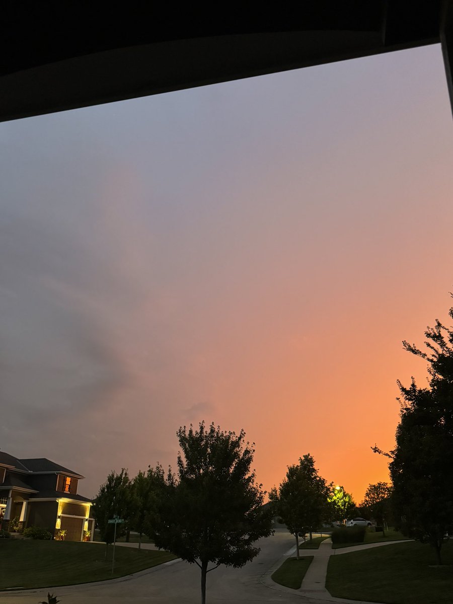BrandiRok's tweet photo. Listening to the thunder roll! @KSHB41 https://t.co/2peLUZI5ca