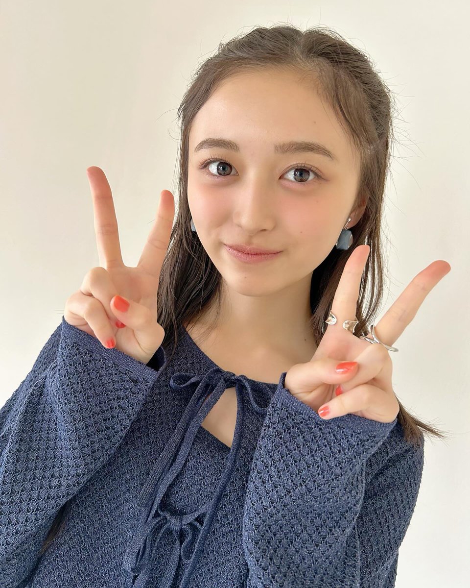 井上和 乃木坂46 井上和】表紙に登場！撮り下ろし超特大グラビア！ロング