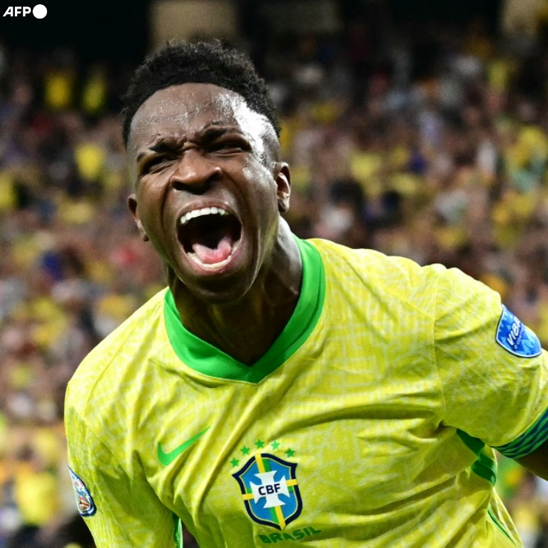 InvictosSomos's tweet photo. Cuando todos se burlaban de él por su falta de contundencia en el Real Madrid, trabajó, luchó y se convirtió en el mejor extremo del mundo. Y cuando todos lo estaban señalando por su rendimiento con la Selección de Brasil, apareció cuando más lo necesitaban y marcó doblete en la Copa América. Ya no necesario seguir negando la calidad de este jugadorazo, por favor. Disfruten de un talento verdaderamente especial. RESPETO PARA VINICIUS JÚNIOR.