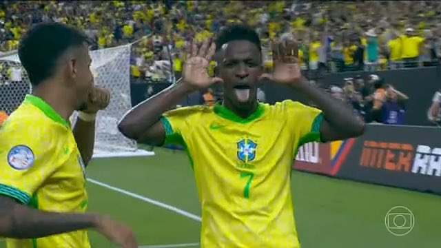 RealBrasil_BR's tweet photo. Reverenciando Pelé e Neymar. https://t.co/VefSF7I0jo