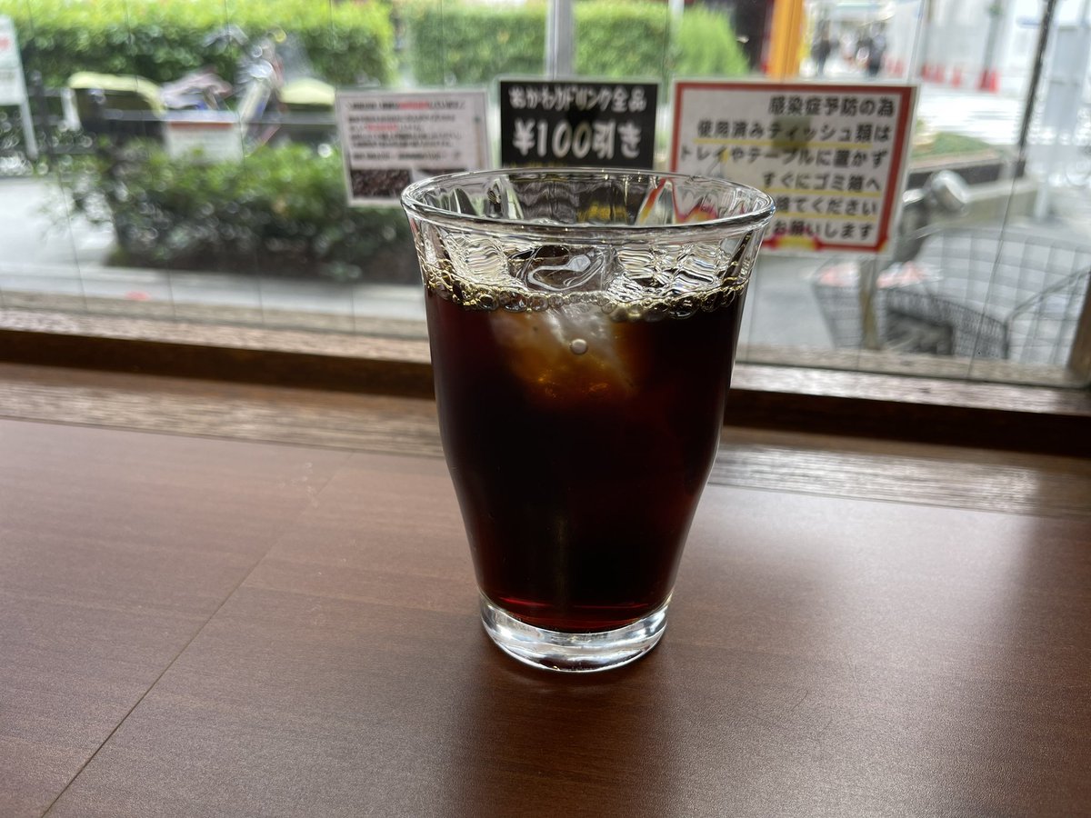 ayanvoz's tweet photo. むっちゃいい喫茶店見つけた。こちらのアイスコーヒー¥290！自家焙煎･しかもオーダーしてから焙煎してくれるんやて。苦味&amp;コクあるブレンドをチョイス。お代わりはさらに¥100引き。もちろんお代わりしましたww近くにあったらめちゃ通うんだけどなあ…
#ロイドごはん
#コーヒー 
#自家焙煎 https://t.co/vpKbtWodgP