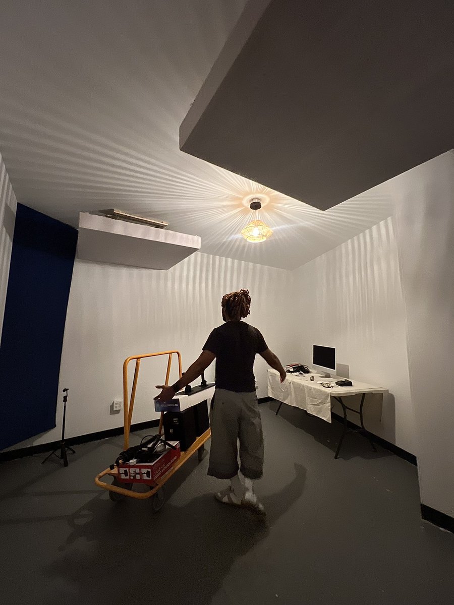 SnatraRaps's tweet image. 10 YEARS OF MANIFESTING AND I FINALLY GOT MY OWN STUDIO SPACE!