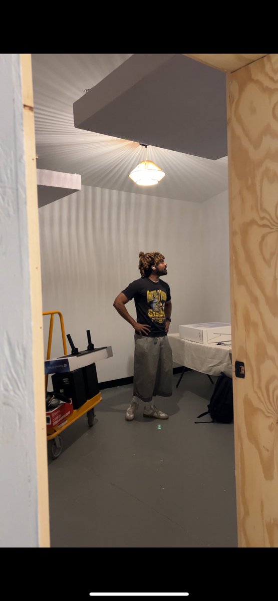 SnatraRaps's tweet image. 10 YEARS OF MANIFESTING AND I FINALLY GOT MY OWN STUDIO SPACE!