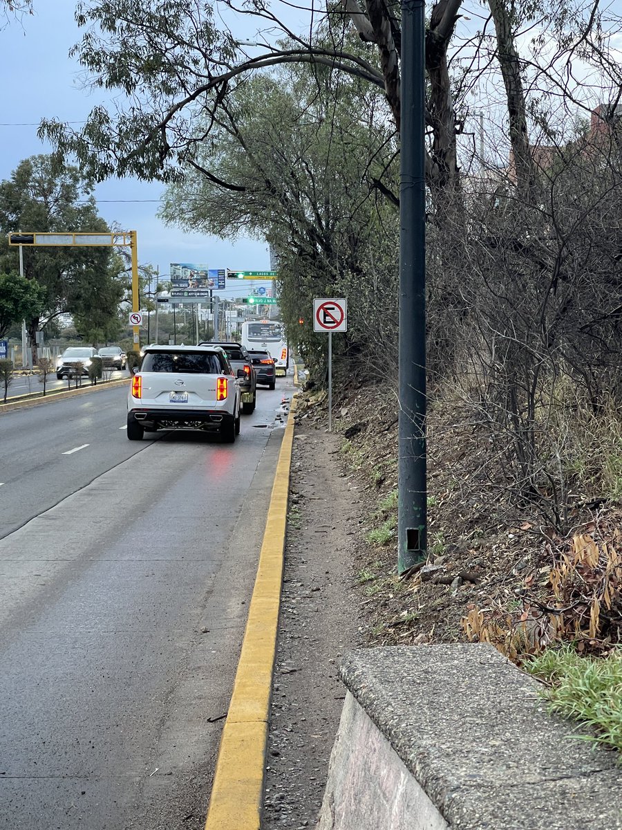 Oye <a href="/DGOP_Leon/">Dirección General de Obra Pública León</a> ¿para cuando una banqueta aquí? Tiren paro