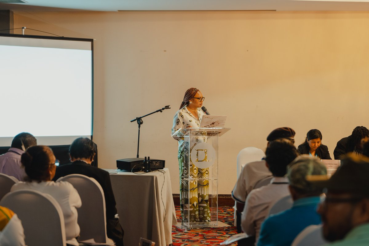 Sedesolhn's tweet photo. Promoviendo la participación de los pueblos, la directora María Felicita López de la #CONAPOA de @Sedesolhn participó en el Seminario Internacional: Estado Plural desde las resistencias y luchas organizadas de los pueblos indígenas y afrodescendientes de la @celac_social. https://t.co/xmDtqgQXyR