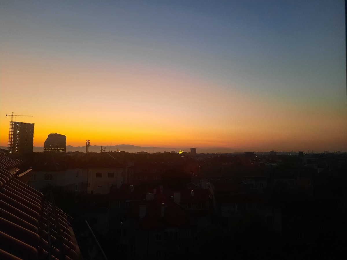 Viimeinen aamu Sofiassa. Aikaa tuntui olevan vaikka mihin ja sitten onkin jo lähtö. Etenkin harmittaa, että kaupunki Plovdiv jäi näkemättä. Uusi tietokirja kuitenkin eteni aimo harppauksen ja työnimikin täsmentyi muotoon Kirjallisuus, kokemus ja tieto. Miksi lukea kirjallisuutta.