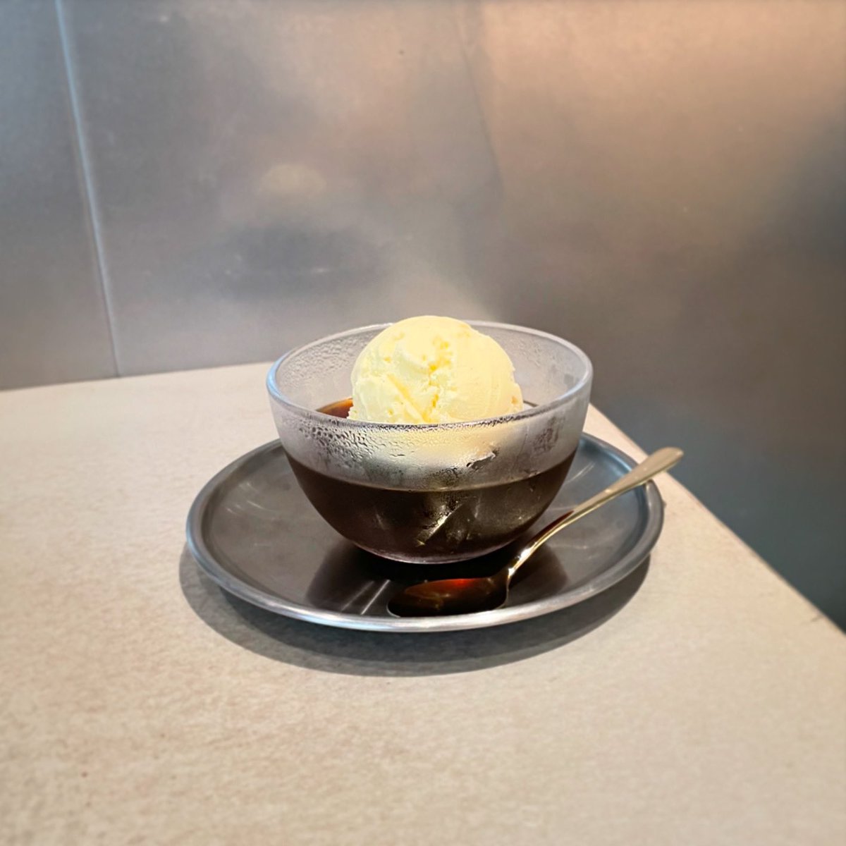 111シーズナブルメニューとしてコーヒーゼリーを始めました。

深目の焙煎で仕上げた豆を使用したコーヒーゼリーにアイスクリームをトッピング。
蒸し暑くなってきたこの季節にいかがでしょうか。
ご利用お待ちしております。

#111coffeeroastery #カフェ  #コーヒー　#コーヒーゼリー #デザート