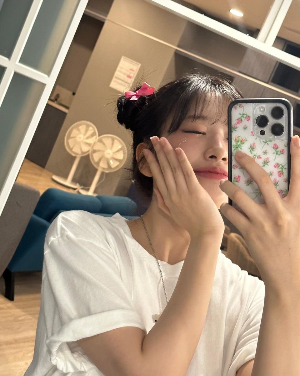 ⠀

☁️ 29062024 — 09:50 
𝐀𝐑𝐓𝐈𝐒𝐓 Bitna✩

Good morning everyone! Jangan lupa sarapan yah, aku sudah siap untuk menghadapi hari ini. Kalian sudah siap?

⠀