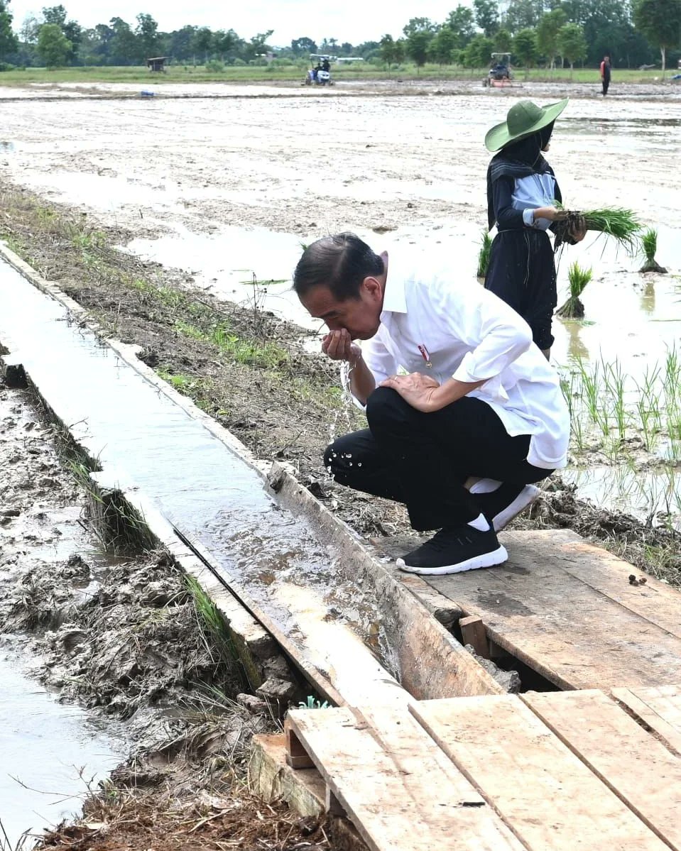 dewiirawan13's tweet photo. Saya heran knp dulu bisa percaya n bangga pilih dia, 1x pilgub,2× pilpres .. "akting kesederhanaan menutupi ambisi". N diakhir skrg sy cm bisa misuh2 ... BANGKÈ, KENA PRANK GUÈ! AJG... AJèGilè!! https://t.co/hnUBcyNBCx