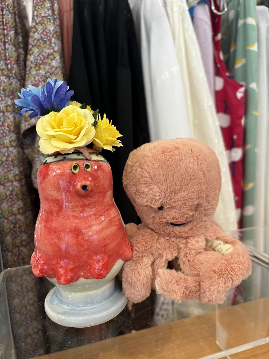 marbleSUD_shimo's tweet photo. 【🌼Cyilabo POP UP🌼2日目】
本日オープン直前の売り場の様子です🐙🎶
陶器・ガラスアイテム以外の雑貨類は個数制限設けておりませんので、ぜひ合わせてご覧くださいませ😸
きん なぎ ねねち
#マーブルシュッド #下北沢 #Cyilabo #チイラボ https://t.co/dhIcpFsEWv