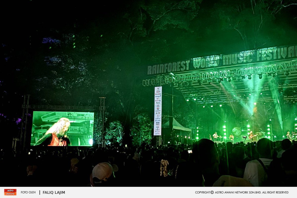 501Awani's tweet photo. Membawakan elemen alam semula jadi di kaki Gunung Santubong, Kitaro tidak menghampakan ribuan yang membanjiri perkarangan pentas utama Rainforest World Music Festival (RWMF) 2024 di Taman Budaya Sarawak.
📸: Faliq Lajim
#RainforestWorldMusicFestival #RWMF2024 #RWMF #sarawak #MoreToDiscover #SarawakCulture #SarawakFestival #GatewayToBorneo #SarawakGatewayToBorneo