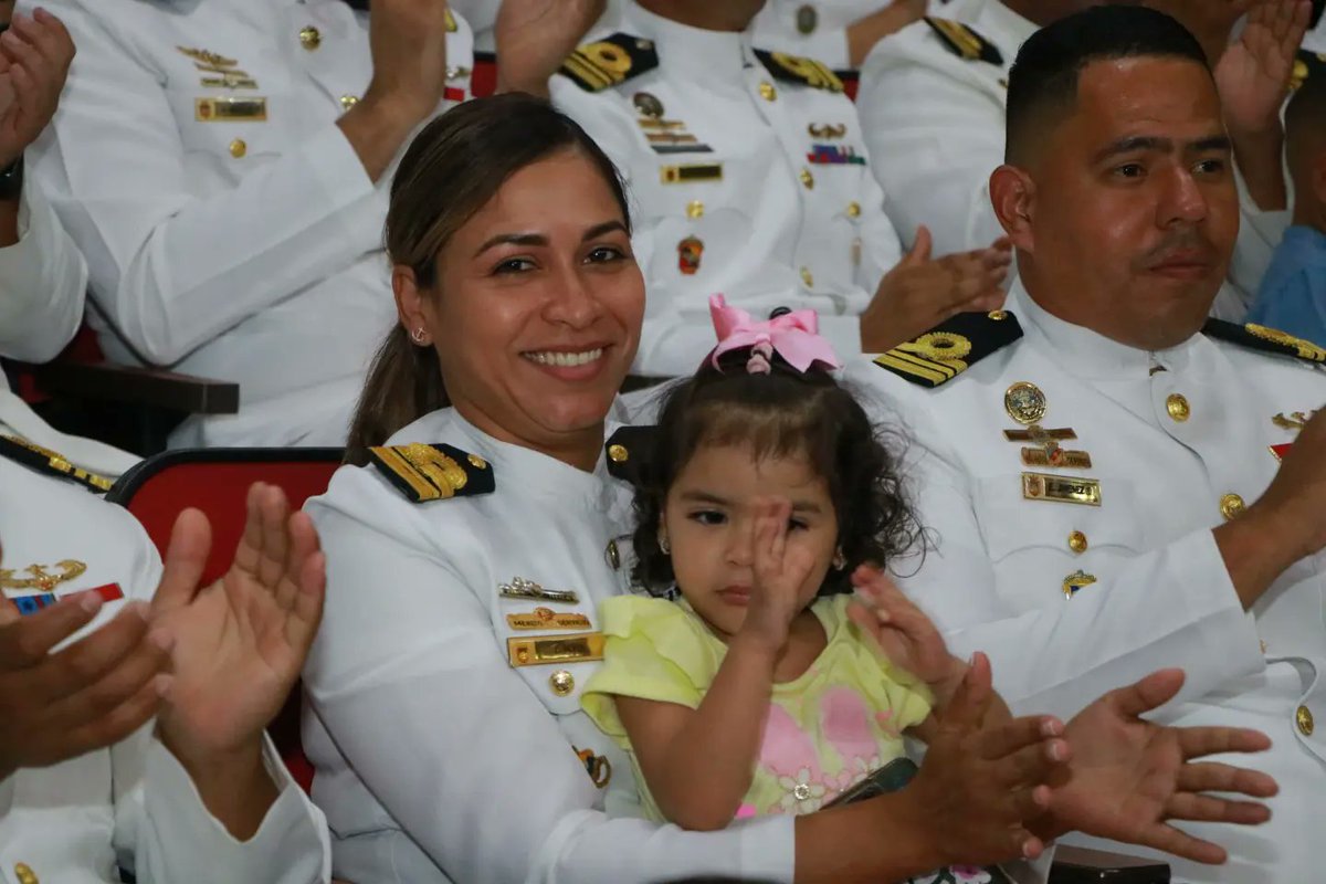 #Hoy se llevó a cabo ascensos al grado y jerarquía inmediata superior del personal de Oficiales y Tropas Profesionales de la #FANB por tal motivo la Presidenta de <a href="/FundabOFL/">Fundación de la Armada Bolivariana</a> se complace en felicitar a todos los ascendidos de nuestra insigne Unidad. BZ!