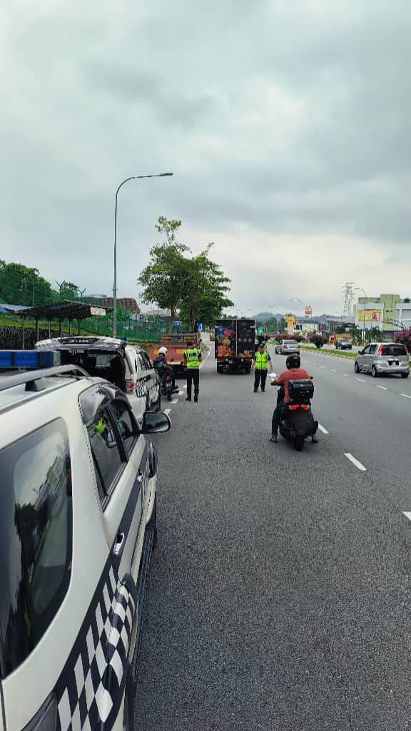 JpjNegeri80390's tweet photo. OPS KHAS MOTOSIKAL SEMPENA HRAA 2024
NEGERI SEMBILAN, 22 JUN 2024
Jabatan Pengangkutan Jalan Negeri Sembilan telah mengadakan Ops Khas Motosikal sempena HRAA di beberapa lokasi strategik sekitar Negeri Sembilan. https://t.co/39MgTeLF41