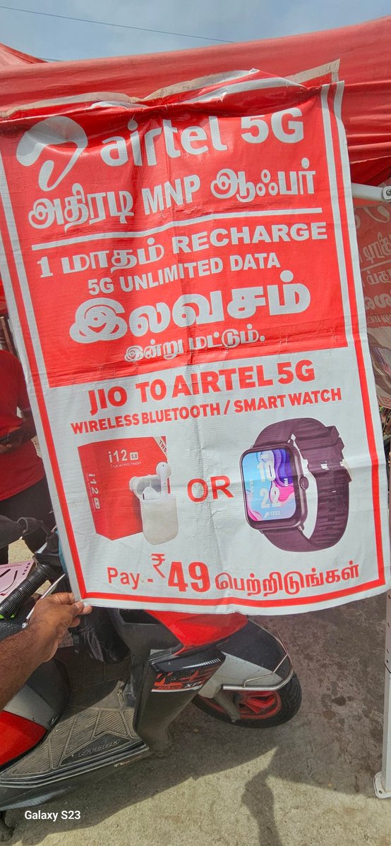 abhitechwizard's tweet image. Now thats how you attract customers... 😜😜
Port jio to airtel get a recharge of 300 and a bluetooth headset or smart watch with just 49 rs

Saw this today in chennai 

@airtelindia @Airtel_Presence @JioCare @reliancejio