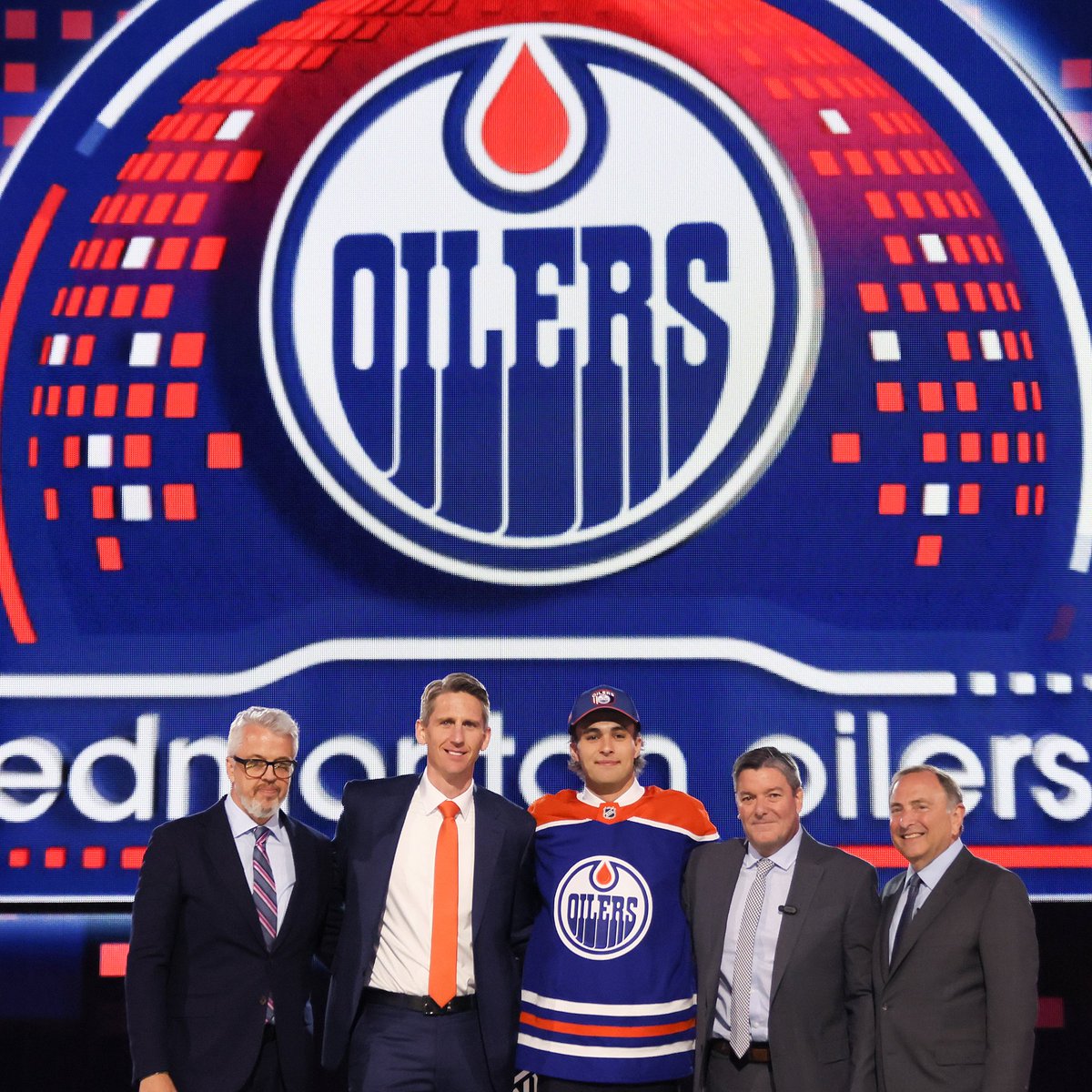 EdmontonOilers's tweet photo. Welcome to Oil Country, Sam 👊 https://t.co/7p22SqdTZF