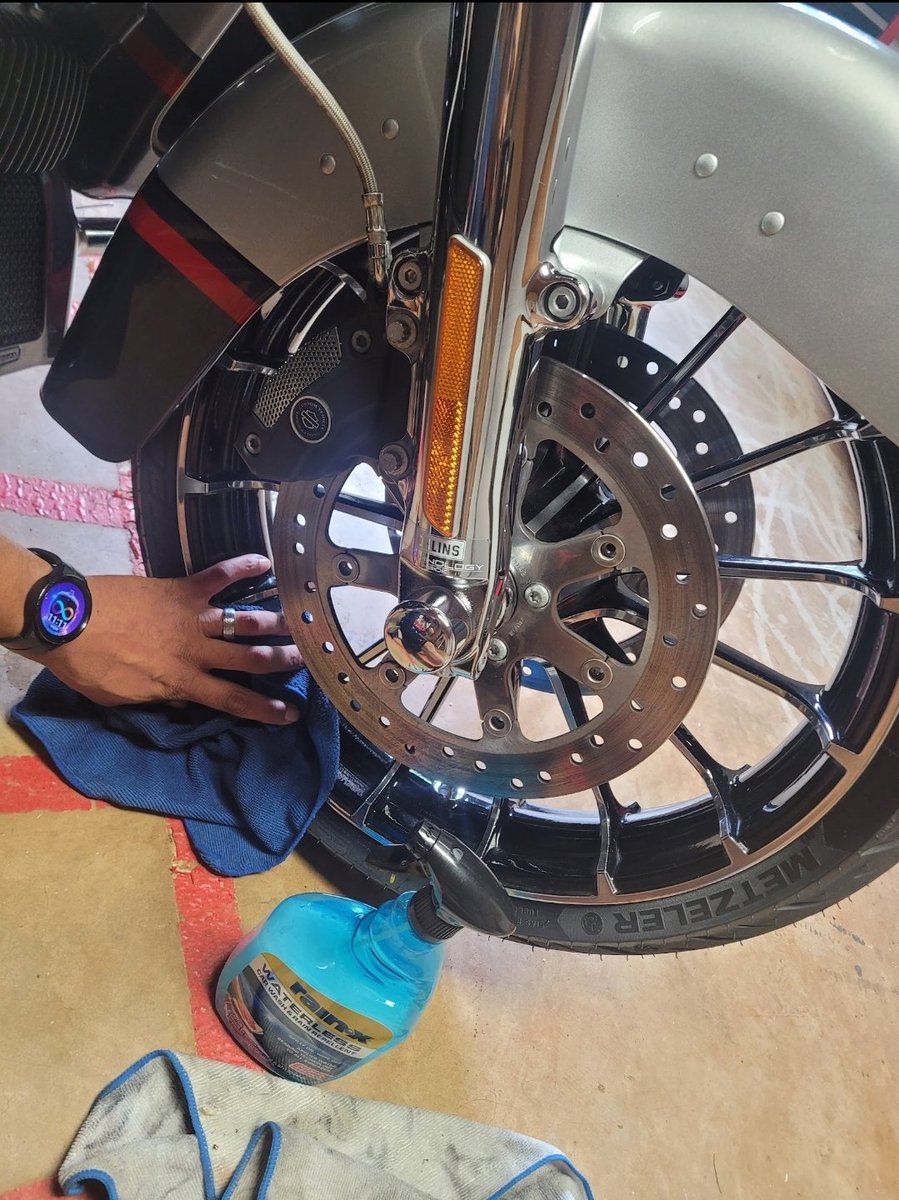 vaslim1979's tweet photo. Late night shine action on "Pippi".
We're gonna take a Big Mountain Ride in the morning.
Mind you, we never step out with dirty shoes 🤓
#harleydavidson #CVO #FHO
$ICP https://t.co/ZJc8ys9xBK