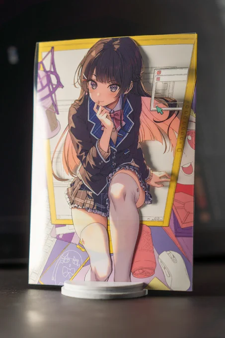 #にじそうさく09 で頒布予定のグッズです～  2枚のクリアカードと1枚両面印刷のポストカードで4種類の組み合わせができるイラストカードです～ 3Dプリントの2wayスタンドも付きます