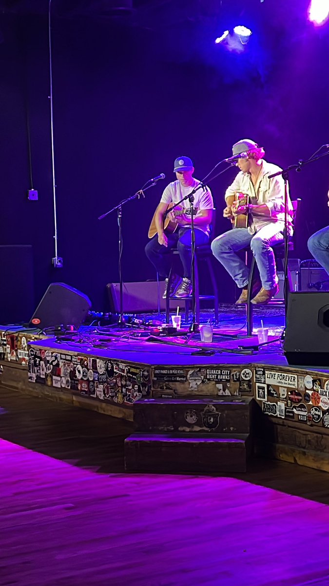 CaJohnson__'s tweet image. Supporting my home town and enjoying some Cameron Allbright music! #Daisy #Cheapbeer #Nevercomedowneasy

🔵⚪️