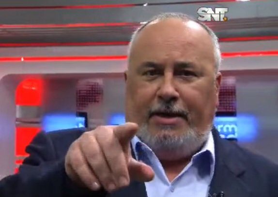 felixdavidoest's tweet image. Lo que iba a ser el monólogo del lunes de éste señor. 
No se salvaba ni la mamá de Harrison porque éste nunca se vendió por asados.