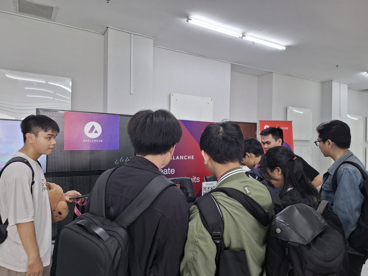 Team1VN's tweet photo. Không khí đang nóng dần lên với #avalanche @avax tại #hackhcmc 2024 🇻🇳 https://t.co/FdqmVQFhYX