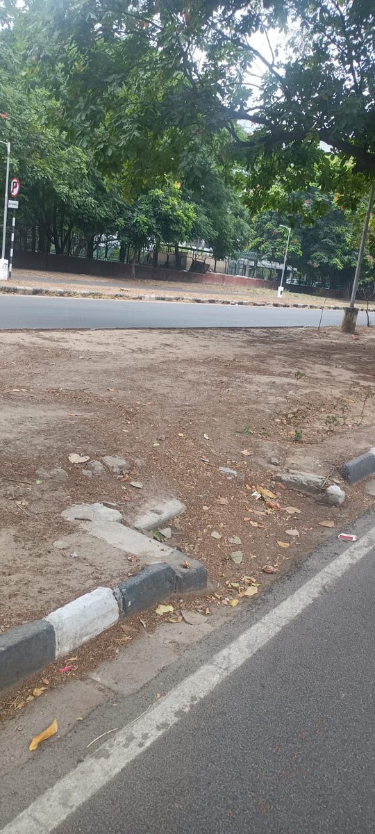 sstchandigarh's tweet photo. बारिश का मौसम बस कुछ घड़ी दूर है। नगर निगम और चंडीगढ़ प्रशासन के दफ्तर के पास बनी रोड गलियां अभी तक ब्लॉक है। जब उनके दफ्तरों के सामने का यह हाल है तो शहर की रोड गलियों का हाल किसके भरोसे होगा? 
@MCChandigarh @chandigarh_admn https://t.co/SK6IQlEznu