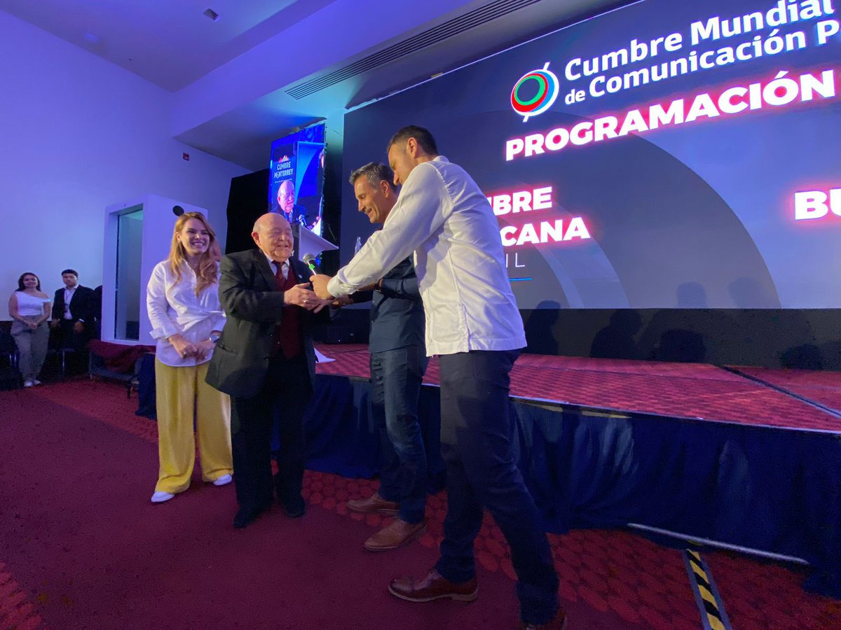 #AHORA | CUMBRE NEWS 📰 

En el cierre de #CumbreMonterrey 🇲🇽 <a href="/divoskus/">Daniel Ivoskus</a>, presidente de <a href="/CumbreCP/">CumbreCP</a> junto a <a href="/matachristian/">Christian Mata</a> y <a href="/ClaraVillarreal/">Clara Villarreal</a> entregaron un justo reconocimiento (📷) al gran <a href="/DavidRossZ/">DavidRossStudio</a> por su trayectoria y grandes aportes a la Consultoría Política 👏

<a href="/CumbreOnline/">Cumbre.Online</a>