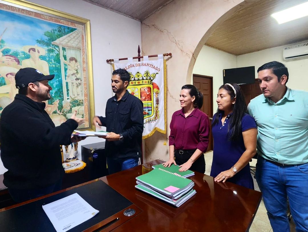 #Santiago: El Alcalde Saliente, Samid Sandoval, entregó un informe detallado como parte del proceso de transición en la Alcaldía de Santiago, cumpliendo con la Guía General para el Traspaso de Mando de Gobierno Local elaborado por la Procuraduría de la Administración, 

El