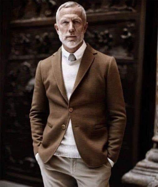 Яг үнэндээ бол Титаник аварга хөлөг онгоцны сүйрлийн үеэр 1 - р зэрэглэлийн зорчигчдоос аврагдсан хүмүүсийн 100% нь хүүхэд эмэгтэйчүүд байсан.
2 - р зэрэглэлийн зорчигчдын 80 % нь мөн хүүхэд эмэгтэйчүүд байжээ.
Харин доод, хямд ангилал 3 - р зэрэглэлийн буюу  ядуучууд, үл бүтэх