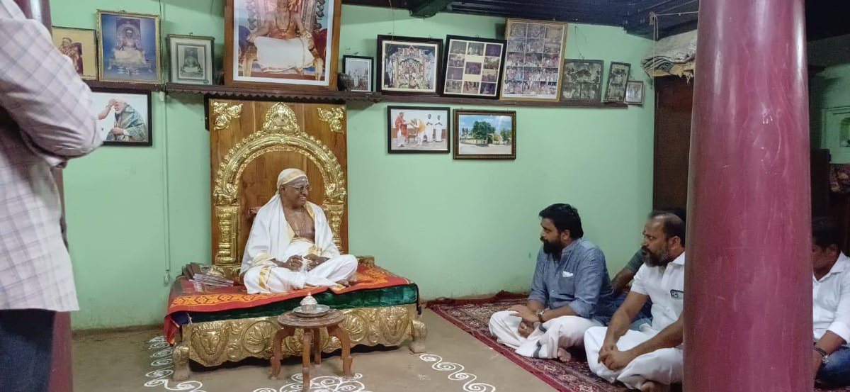 kalakkalcinema's tweet image. #VelakurichiAdinam Sri Lasri
Gurumakasannidhanam, film actor @SasikumarDir &amp;amp; #Publicstar Durai sudhagar have been blessed.
#sasikumar #actor #cinema