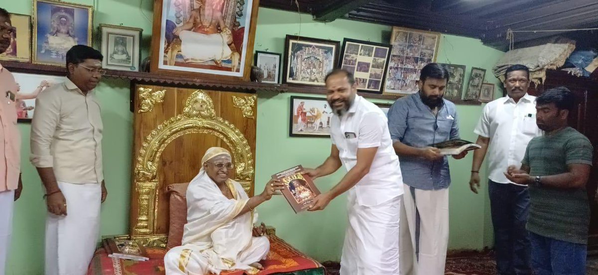 kalakkalcinema's tweet image. #VelakurichiAdinam Sri Lasri
Gurumakasannidhanam, film actor @SasikumarDir &amp;amp; #Publicstar Durai sudhagar have been blessed.
#sasikumar #actor #cinema