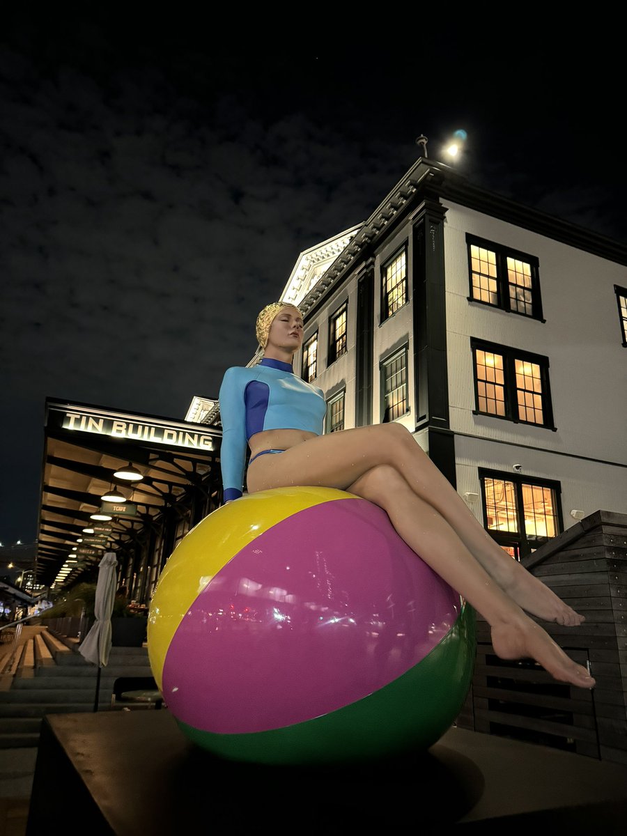 I ❤️ public art!

Finally had a wander down in the South Street Seaport district and saw the large Carole Feuerman sculptures.