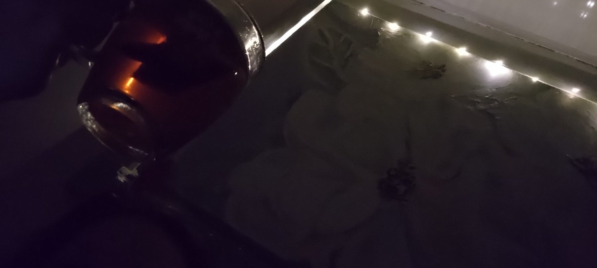 Trenza hecha, la Kindle, iluminación tenue cortesía de la extensión pendeja que pedí en Temu y te🫶🏼 como han cambiado los viernes