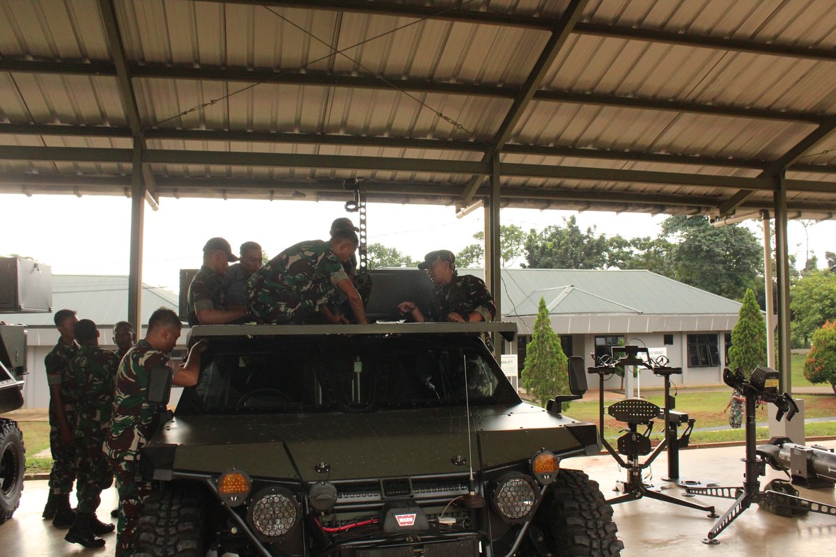 Jatosint's tweet photo. Indonesian Air Force #TNIAU 471st Air Defence Detachment testing its new vehicles/idea:
P6 4x4 ATAV mounted with tripod MANPADS twin-launcher
Hopefully in the future, all services will receive more dedicated and protected mobile air defence systems
📸TNI AU / Pasgat https://t.co/ImvoidMmP0