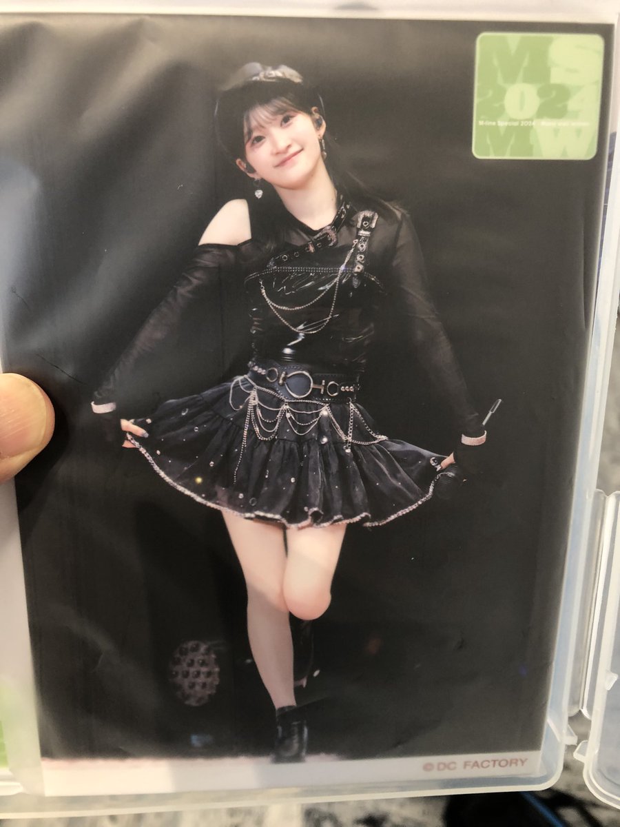 uunomad1's tweet photo. 佳林ちゃんSIOOM衣装可愛すぎる🥰
ライブ撮影でこの決めポーズはさすがスーパーアイドルだな💜
#宮本佳林 
#SIOOM https://t.co/ly2LSxQaMr
