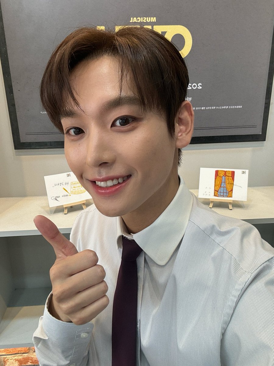 SF9official's tweet photo. 몽쉘 잘 먹겠습니다 너무 감사합니다❤️❤️ 오늘 공연도 화이팅!:)
#SF9 #INSEONG https://t.co/ctq9ZEBFLV