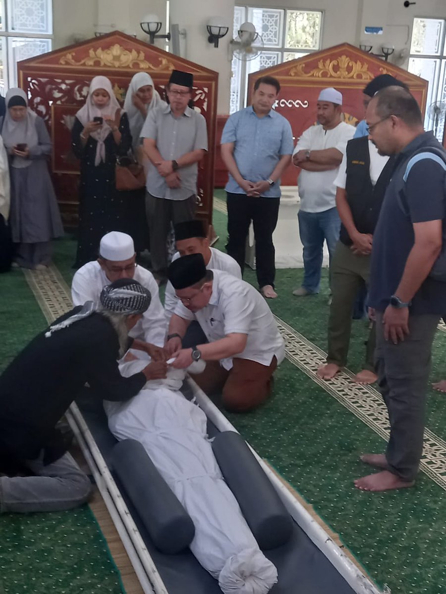 shamsuliskandar's tweet photo. Turun sahaja penerbangan saya dari Pulau Pinang, saya bergegas terus ke Masjid Kg Tunku untuk melihat wajah terakhir Allahyarham Dr Syed Husin Ali pagi tadi. https://t.co/3sLkNwXg3S