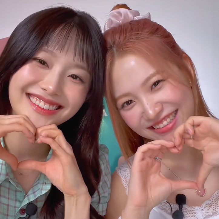 fuck_blockberry's tweet photo. Chuu and Yeri 😭 https://t.co/JTsUqLDVHr