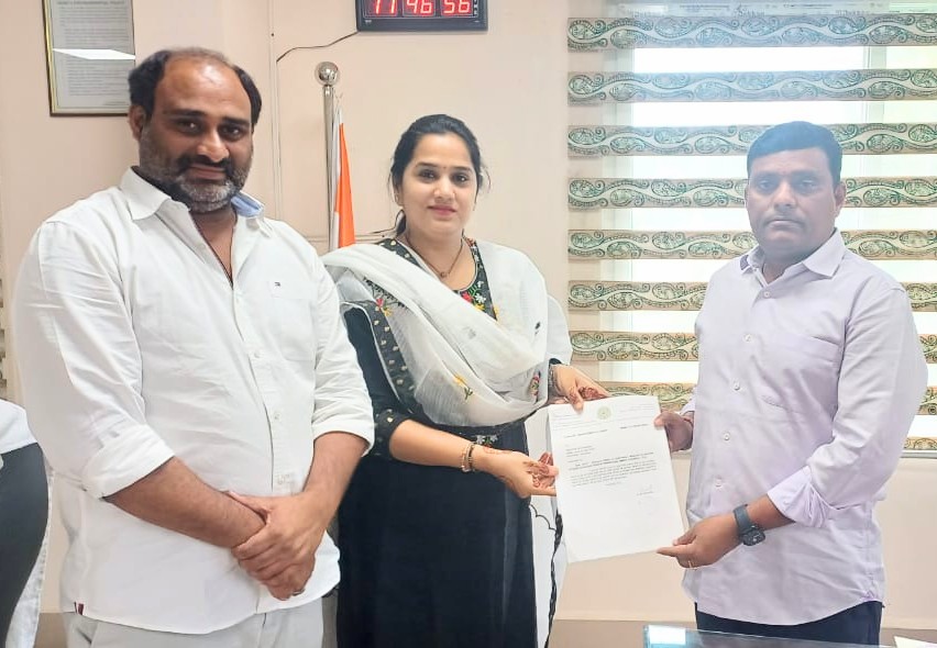 AdarshSindhu's tweet photo. Met Serilingampally Zonal Commissioner Upender Reddy garu today and gave representations regarding pending works in my division.#111division #Bharathinagar https://t.co/KTi3ylFR66