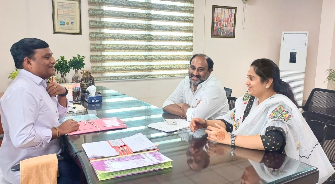 AdarshSindhu's tweet photo. Met Serilingampally Zonal Commissioner Upender Reddy garu today and gave representations regarding pending works in my division.#111division #Bharathinagar https://t.co/KTi3ylFR66