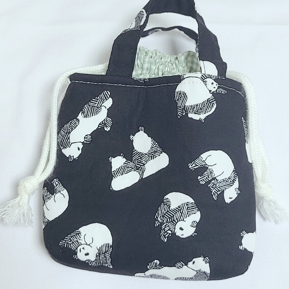 개당 10000
연두색: 카드지갑 사이즈
검은색: 먼지 잘붙음, 수정화장(쿠션 팩트 립) 넣기 좋은 사이즈