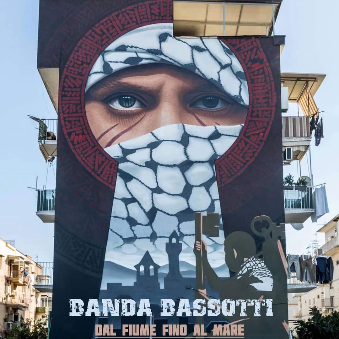 GRIDALOFORTE's tweet photo. New song #DALFIUMEFINOALMARE
- @BANDA_BASSOTTI

Abesti hau uztailaren 10etik aurrera egongo da eskuragarri plataforma digital guztietan.
Joritek bere lanetako bat abestiaren iruditzat hartzeko aukera eskaini zigun.
Joritek Napolin egindako obra bat da, Barrra auzoan.
✌🏽🇵🇸
#Jorit https://t.co/UAadtwwhR9