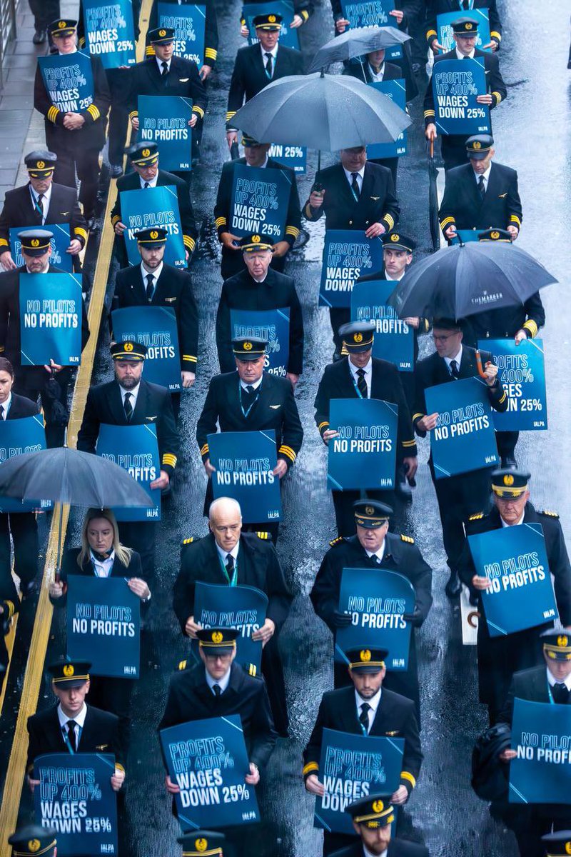 IALPA's tweet photo. Over 500 IALPA Aer Lingus pilots rallied together this morning at a picket outside Dublin Airport during an 8 hour strike. 

Aer Lingus pilots deserve to protect their purchasing power.

#PilotUnity #StrongerTogether https://t.co/6QZ1onftWc