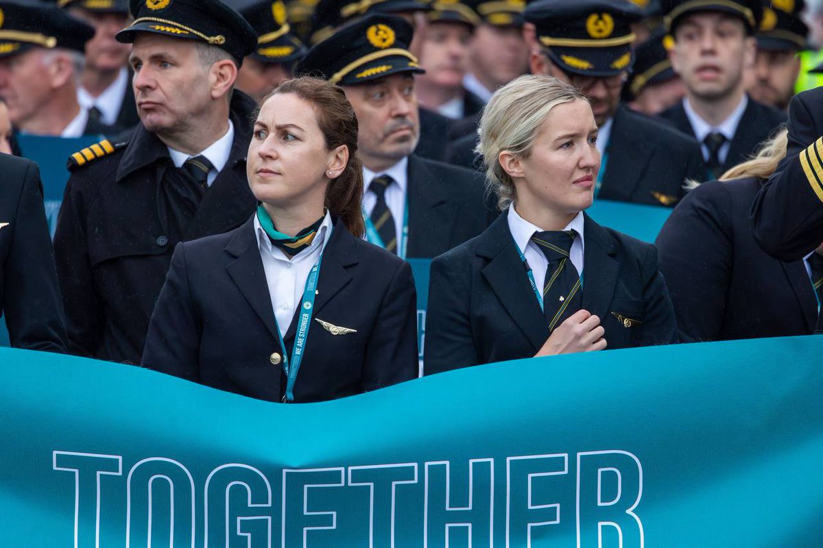 IALPA's tweet photo. Over 500 IALPA Aer Lingus pilots rallied together this morning at a picket outside Dublin Airport during an 8 hour strike. 

Aer Lingus pilots deserve to protect their purchasing power.

#PilotUnity #StrongerTogether https://t.co/6QZ1onftWc