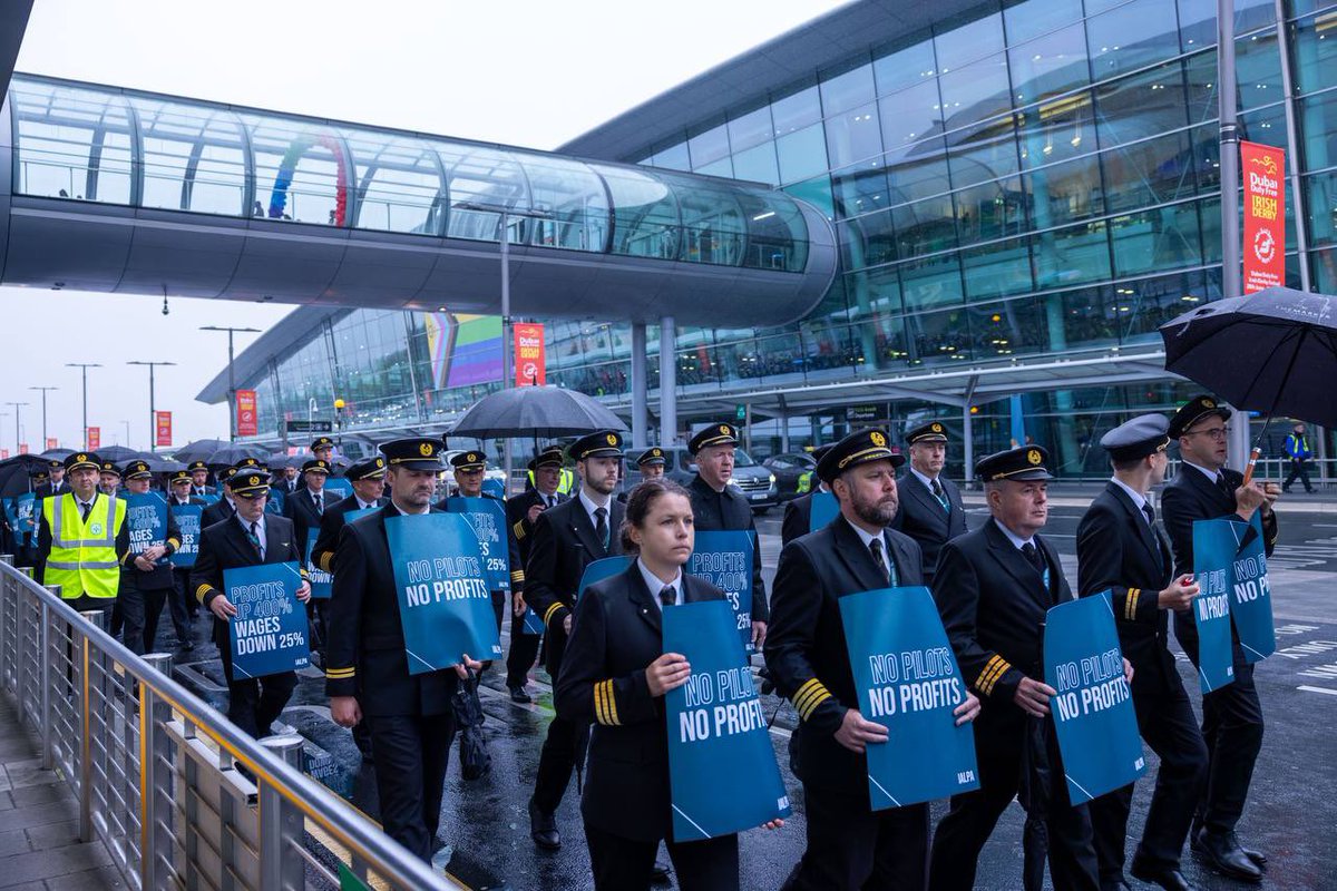 IALPA's tweet photo. Over 500 IALPA Aer Lingus pilots rallied together this morning at a picket outside Dublin Airport during an 8 hour strike. 

Aer Lingus pilots deserve to protect their purchasing power.

#PilotUnity #StrongerTogether https://t.co/6QZ1onftWc
