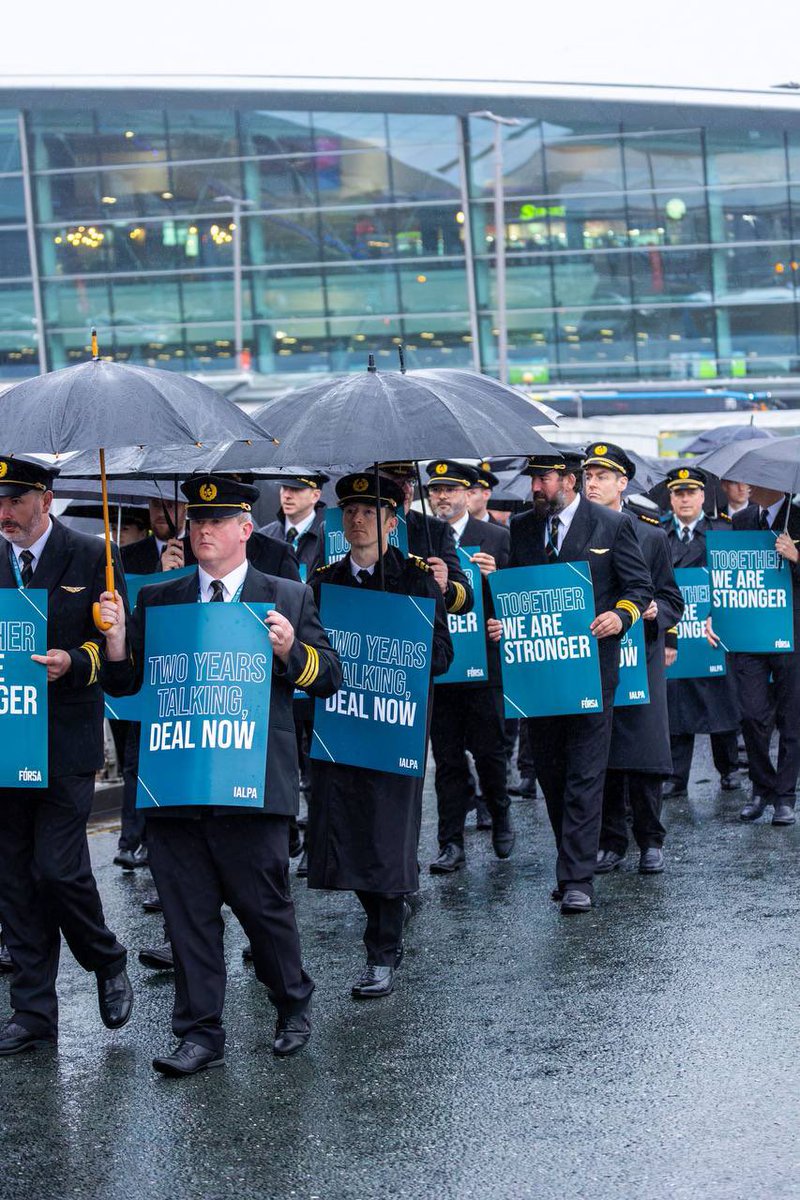 IALPA's tweet photo. Over 500 IALPA Aer Lingus pilots rallied together this morning at a picket outside Dublin Airport during an 8 hour strike. 

Aer Lingus pilots deserve to protect their purchasing power.

#PilotUnity #StrongerTogether https://t.co/6QZ1onftWc