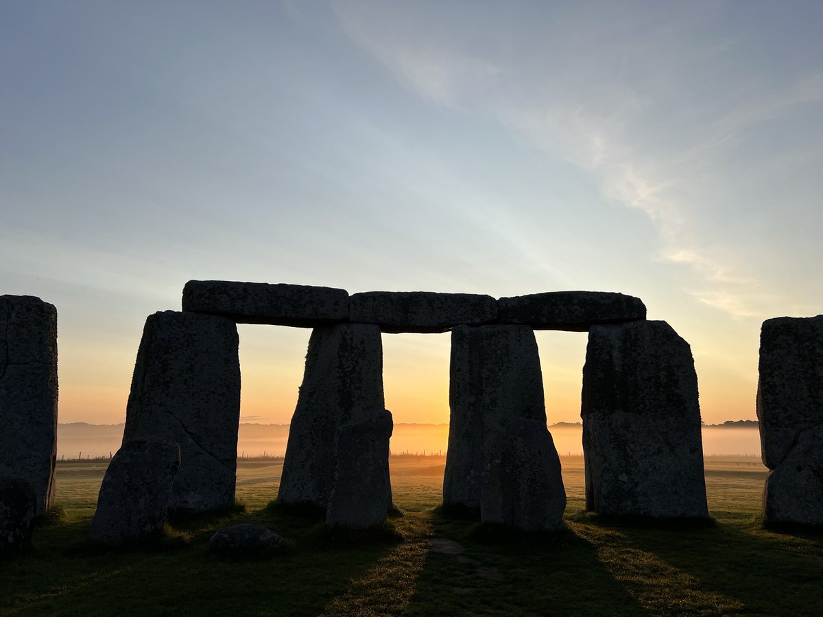 ST0NEHENGE's tweet image. Sunrise at Stonehenge today (29th June) was at 4.54am, sunset is at 9.26pm ☀️