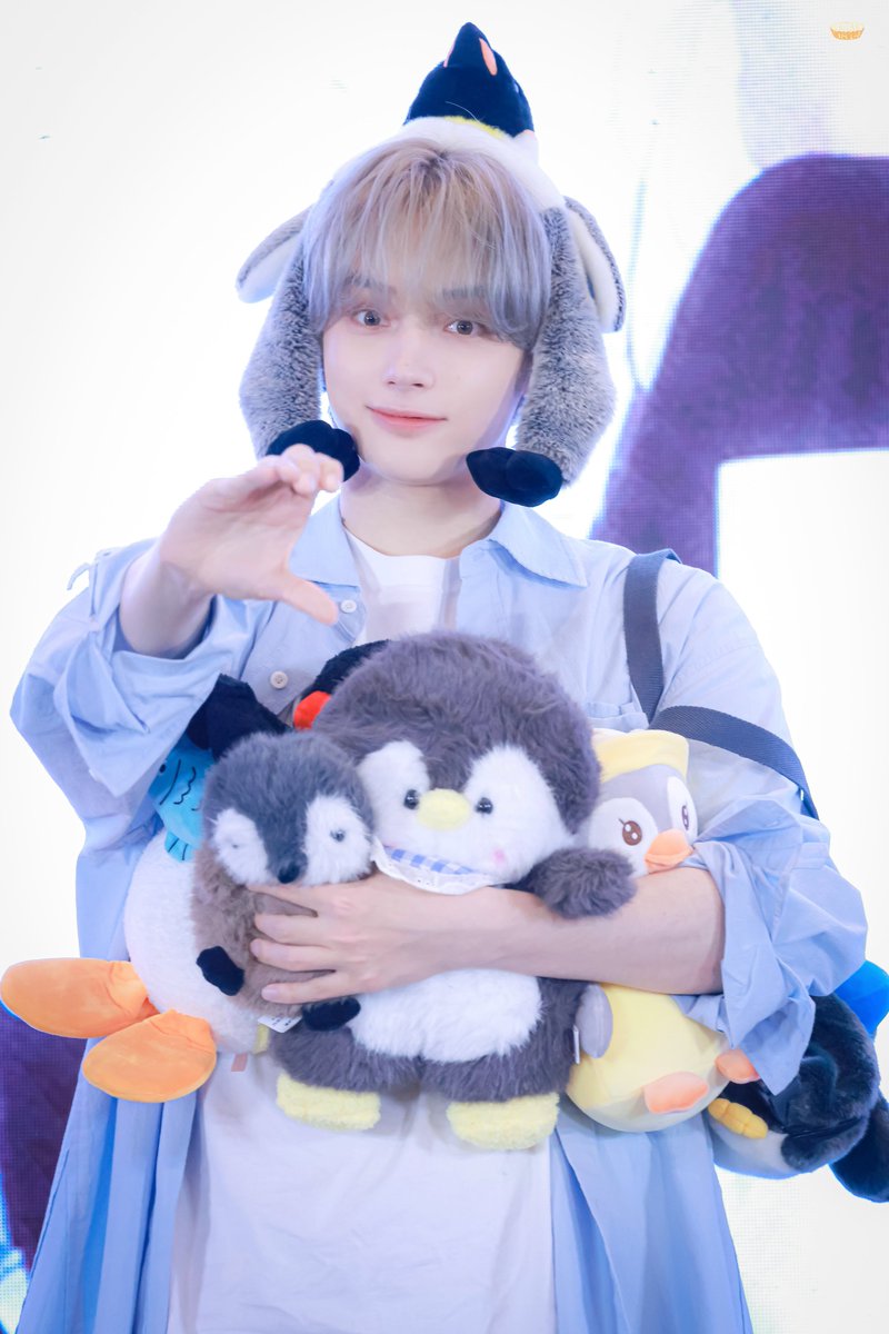 Eggtart0814's tweet image. 240629 이즈위

펭귄대장!모여라 펭펭!!!

#휴닝카이   #HUENINGKAI   
#투모로우바이투게더   #TXT 
#TOMORROW_X_TOGETHER