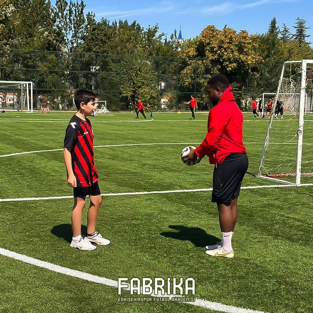 fabrikaakademi's tweet photo. ⚫🔴 Eskişehirspor Fabrika çalışıyor! 

6-7 Temmuz'da Fabrika Futbol Okulu öğrencilerimizle birlikte yaz döneminin ilk antrenmanımızı gerçekleştireceğiz.

Henüz kaydınızı yaptırmadıysanız, bu fırsatı kaçırmayın! 🚀⚽

Kayıt bilgileri ve detaylar için iletişim:
📞 0546 124 26 26 https://t.co/WmfV7UpdID